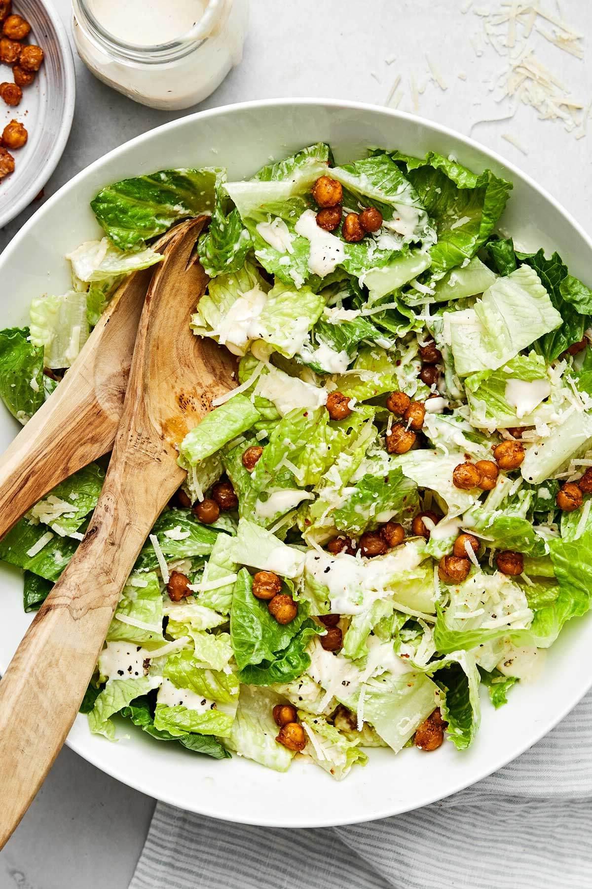 Über 30 festliche Rezepte zum 4. Juli 20 Eine große Schüssel Caesar-Salat.