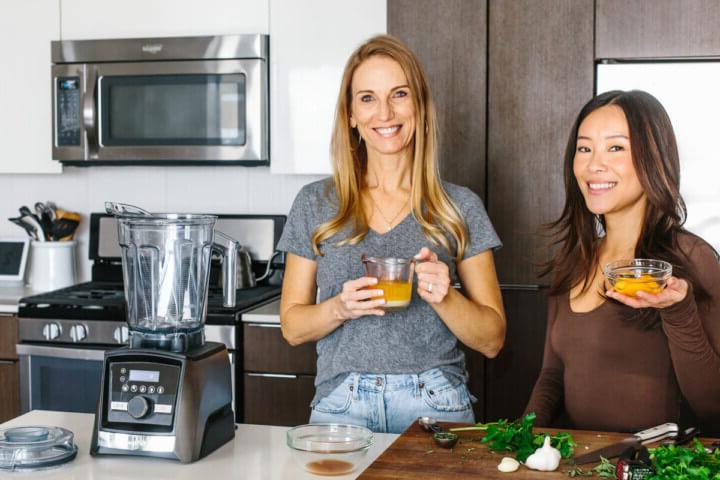 Wie wir Rezepte entwickeln 3 Lisa Bryan und Emily Liao in der Küche bei der Rezeptentwicklung für Downshiftology
