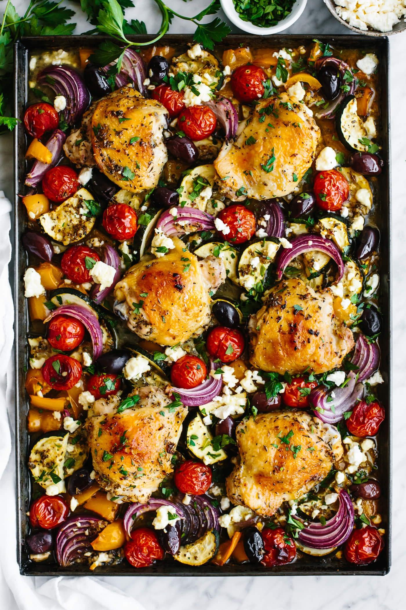 10+ Beste Hähnchenschenkel-Rezepte 3 Griechisches Ofenblech-Hähnchen mit Gemüse.