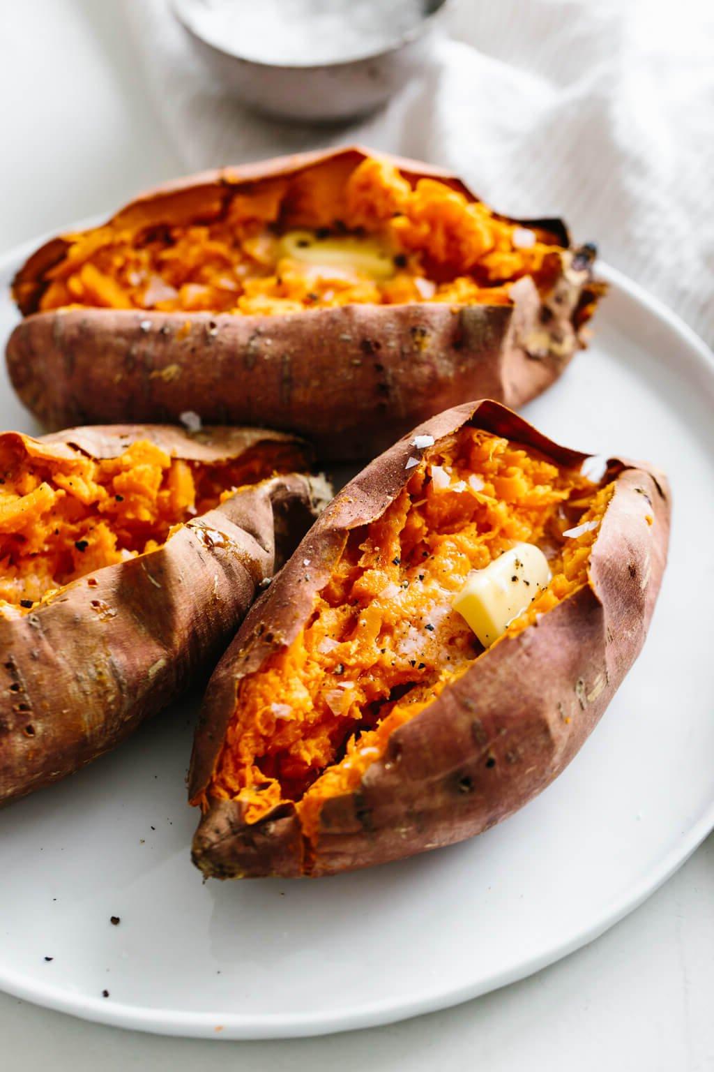 Perfekt gebackene Süßkartoffel, eine gesunde Beilage oder Hauptmahlzeit. Erfahren Sie, wie man Süßkartoffeln im Ofen perfekt zubereitet.
