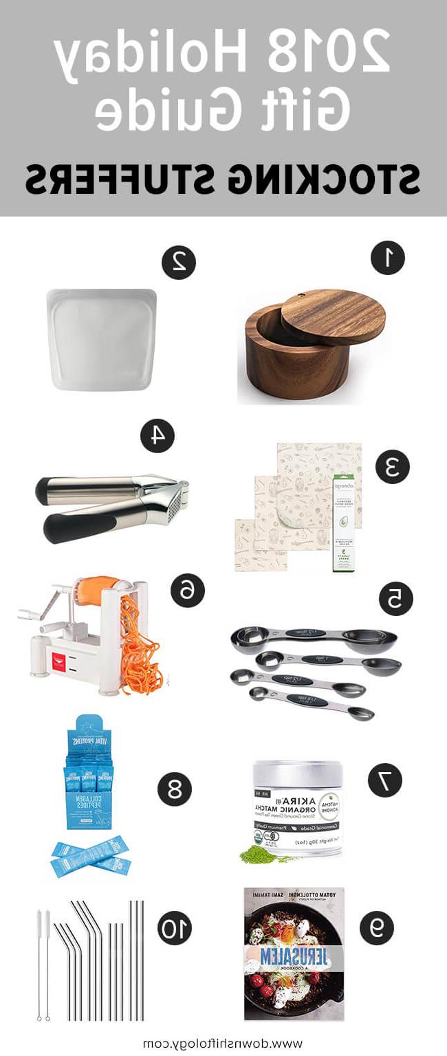 Weihnachtsgeschenkführer 2024: Eine Collage von praktischen kleinen Geschenken und nützlichen Küchenhelfern, darunter wiederverwendbare Beutel und Messlöffel.