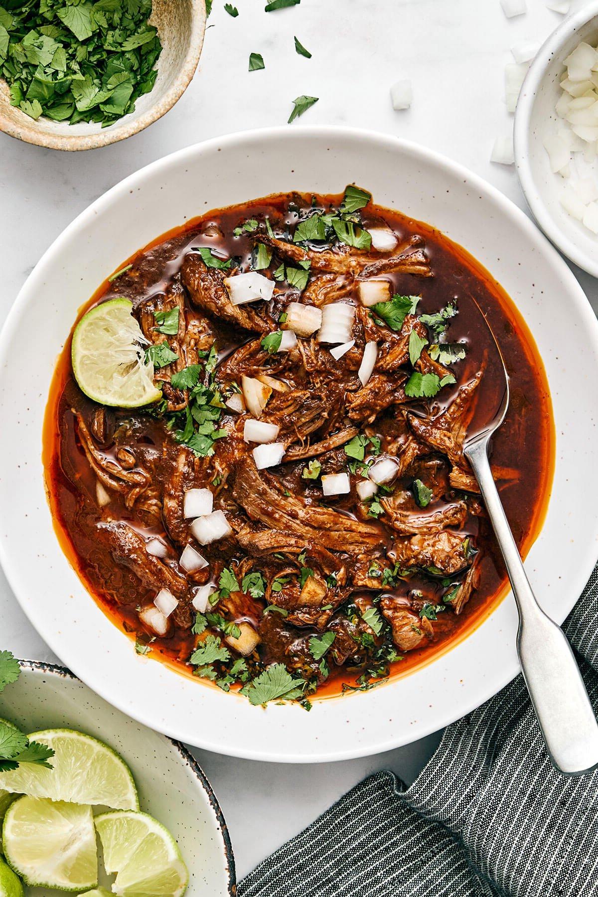 Top 10 Rezepte 2024 3 Eine Schüssel mexikanisches Rindfleisch-Birria.
