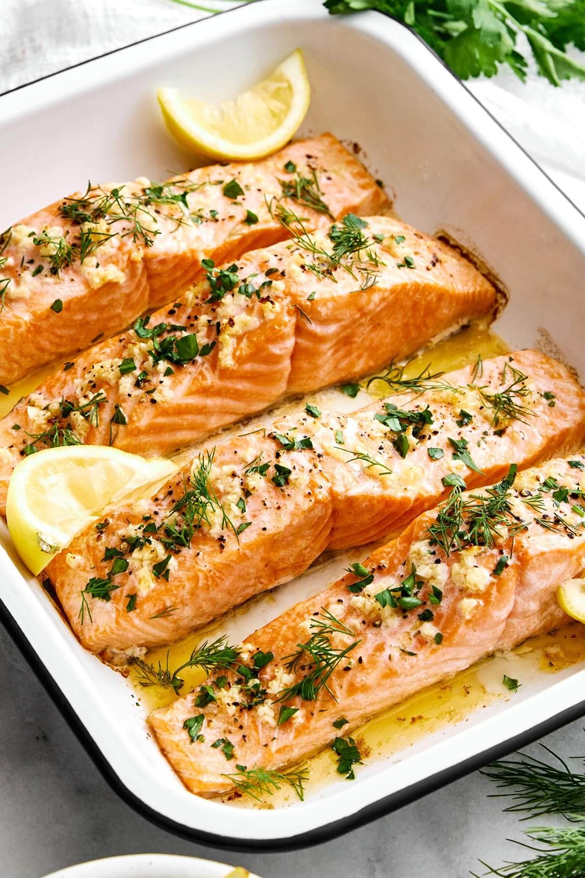 Die 20+ besten Lachsrezepte 2 Ein Backblech mit gebackenem Lachs.