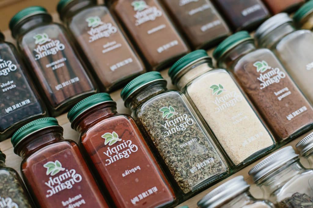 Drei perfekt organisierte Simply Organic Gewürzgläser in einer Holzschublade: Rosmarin, Oregano und Ingwer, alphabetisch geordnet und bereit für gesunde Rezepte. #Gewürzschublade #Küchenorganisation #Gewürze