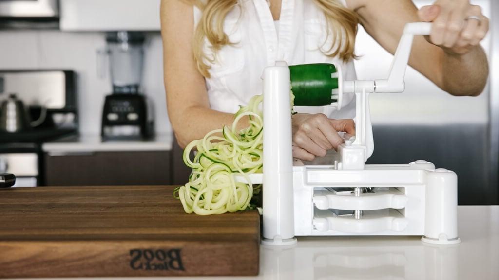 Der Spiralizer ist eines meiner Lieblingsküchengeräte. Hier sind meine bevorzugten Gemüsesorten zum Spiralisieren, Spiralizer-Tipps und Rezepte. So spiralisieren Sie Zucchini.