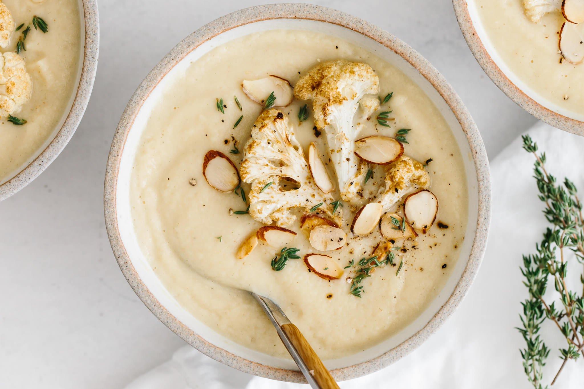 Geröstete Blumenkohlsuppe in einer Schüssel mit Löffel.
