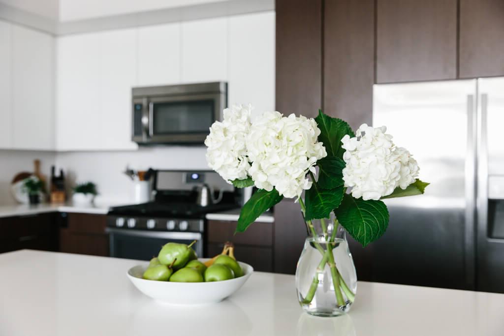 Eine minimalistische Küche gestalten. Meine Küche ist eine Mischung aus gemütlichem Minimalismus, warmer Moderne, skandinavischem und SoCal-Design. Hier sind 8 Tipps, die Ihnen helfen, Ihre Küche zu reinigen, aufzuräumen und ein wenig Minimalismus zu leben.