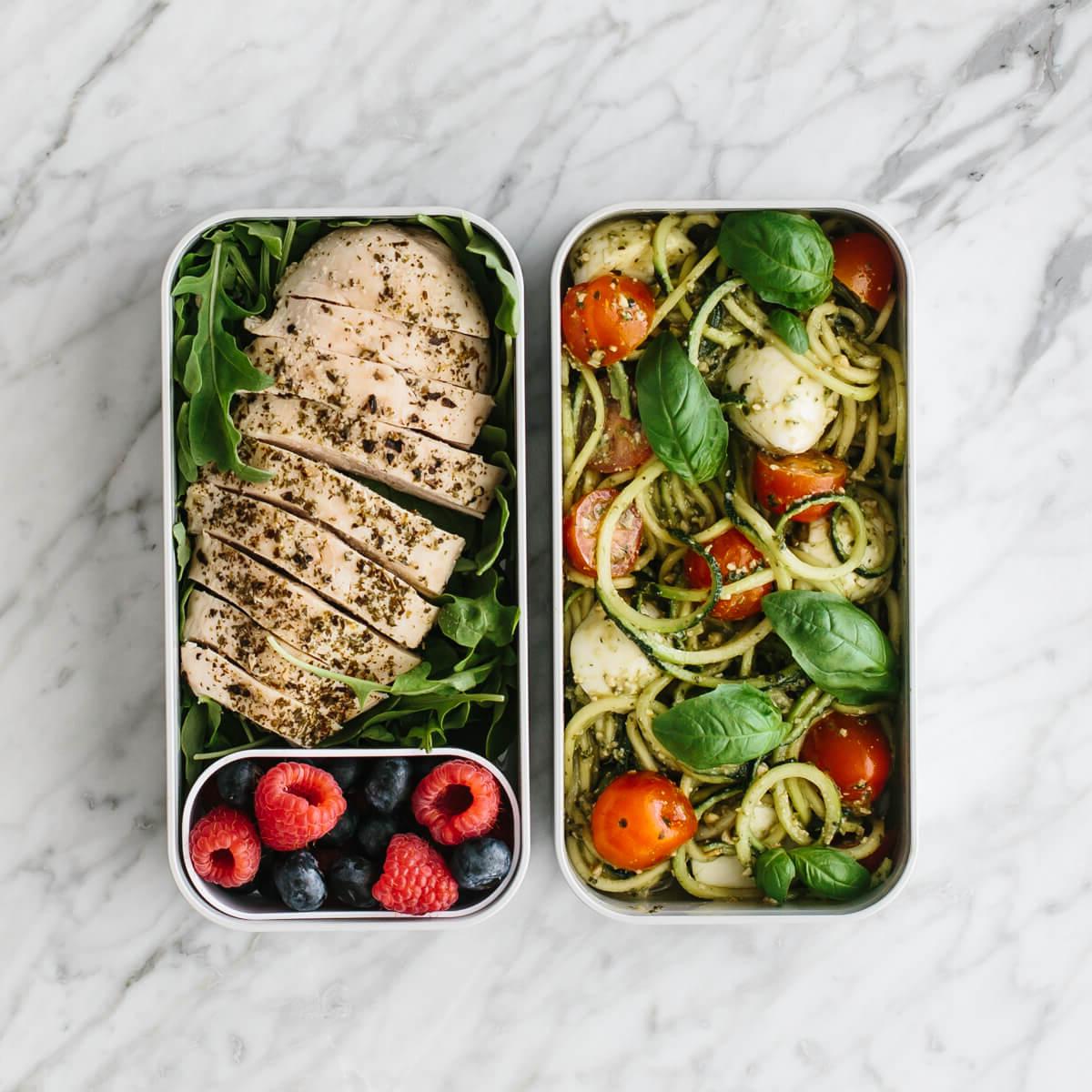 Diese gesunden Bento Lunchbox-Ideen sind perfekt für Arbeit oder Schule! Bento Box gefüllt mit Zucchini-Nudeln, Hähnchen und Beeren.