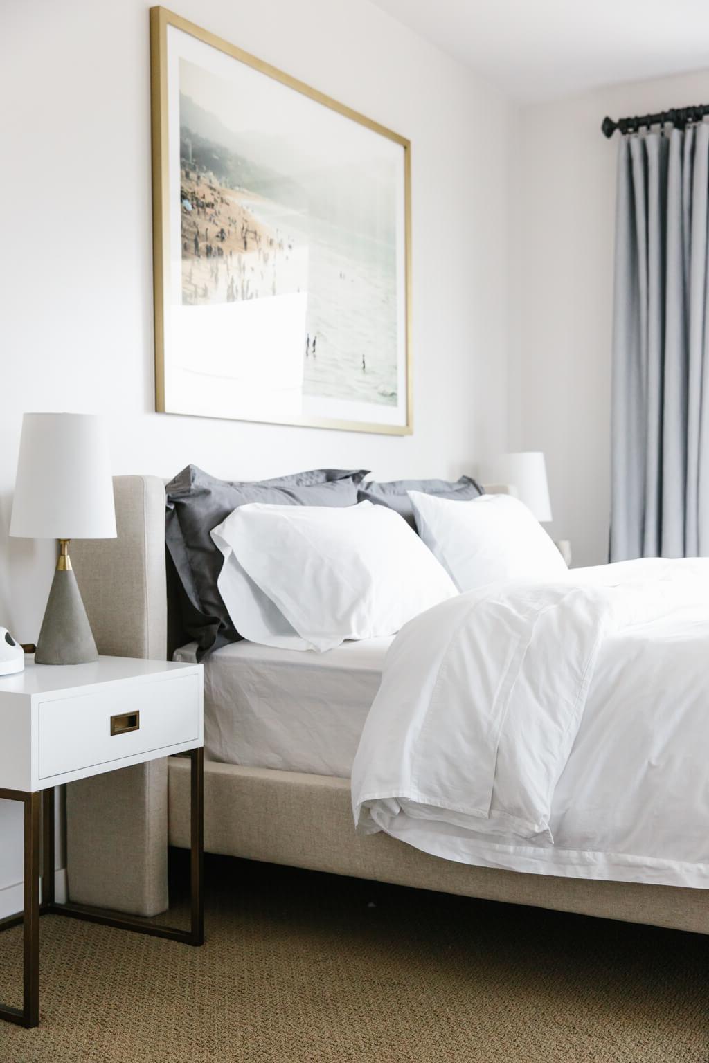Mein modernes und minimalistisches Schlafzimmerdesign und -dekor. Mein Einrichtungsstil ist eine Mischung aus Minimalismus, Mid-Century Modern, Skandinavien und SoCal-Flair.