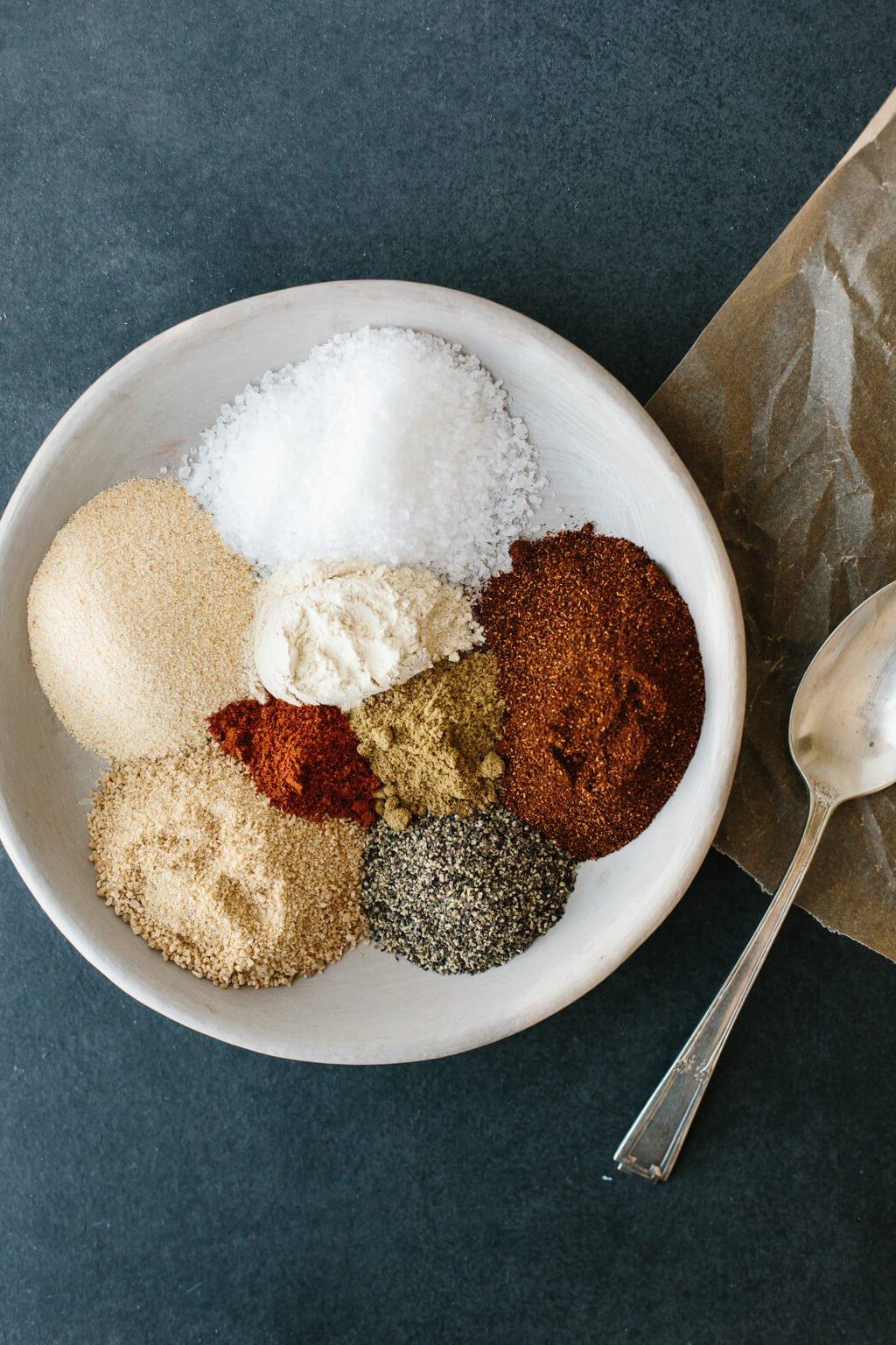 Dieser Brisket Rub ist die perfekte Kombination aus süß und rauchig. Er verleiht geräucherter Rinderbrust oder Rinderbrust aus dem Ofen enormen Geschmack und macht ihn (meiner Meinung nach) zum besten Brisket Rub.
