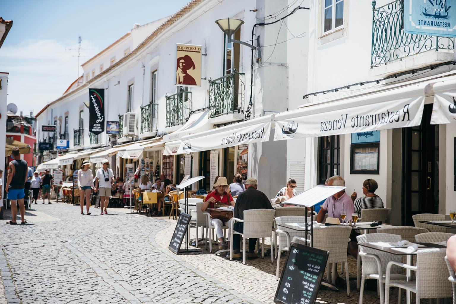 Panoramablick auf die Algarveküste in Portugal