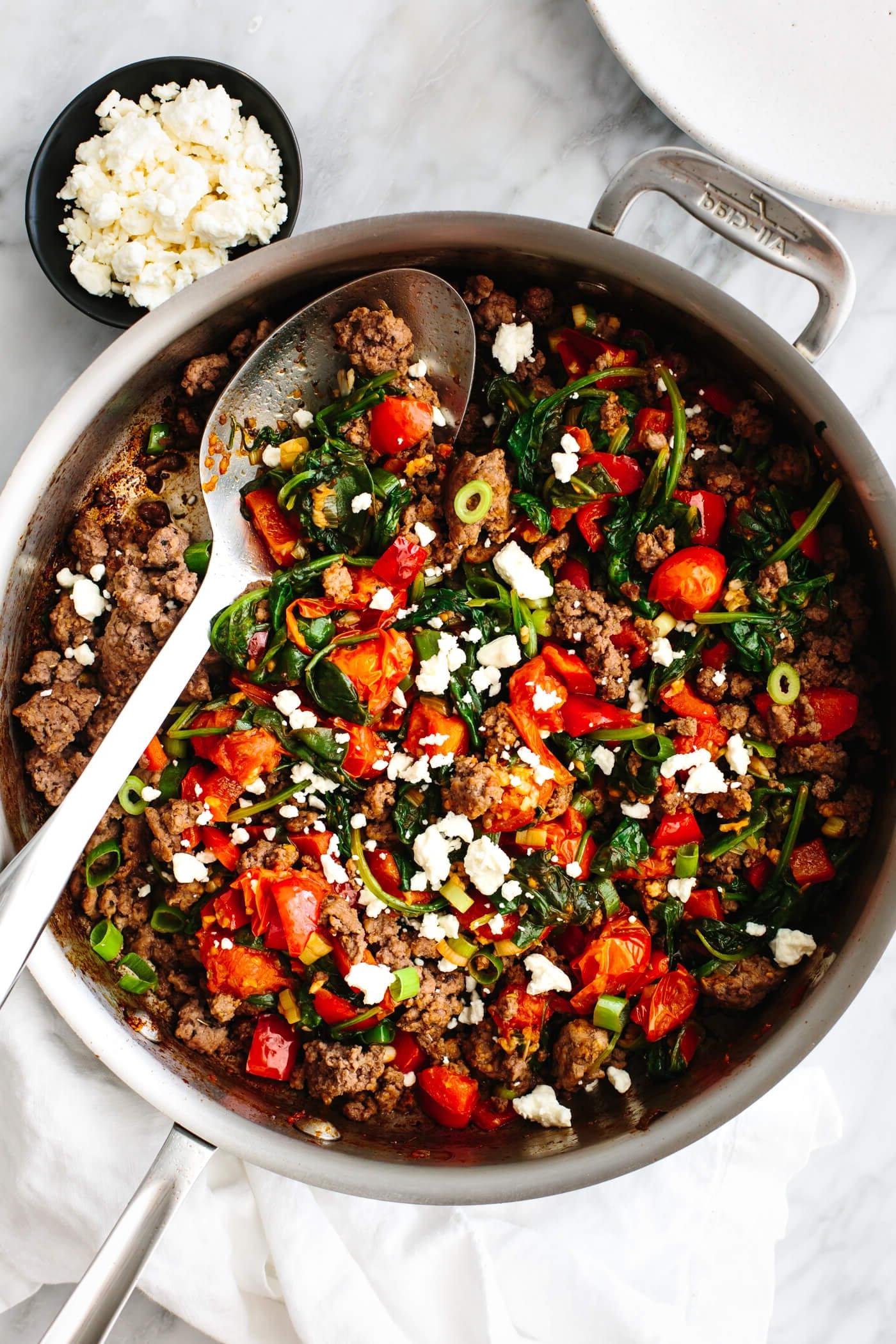 30 gesunde Rezepte in 30 Minuten oder weniger 3 Mediterrane Hackfleisch-Pfanne in einer Pfanne mit einem Schöpflöffel.