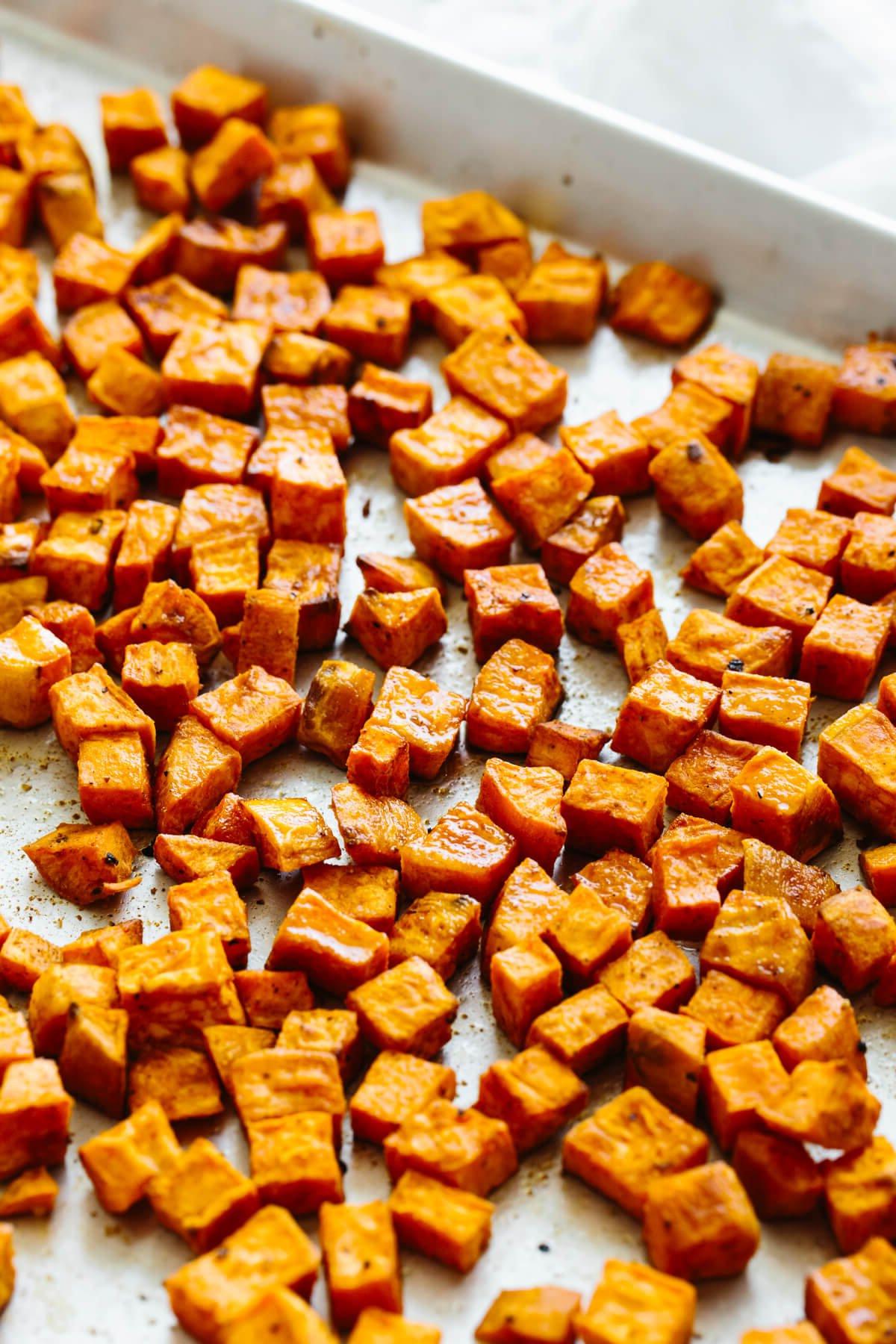 Über 15 Süßkartoffel-Rezepte zum Verlieben 3 Geröstete Süßkartoffeln auf einem Backblech.
