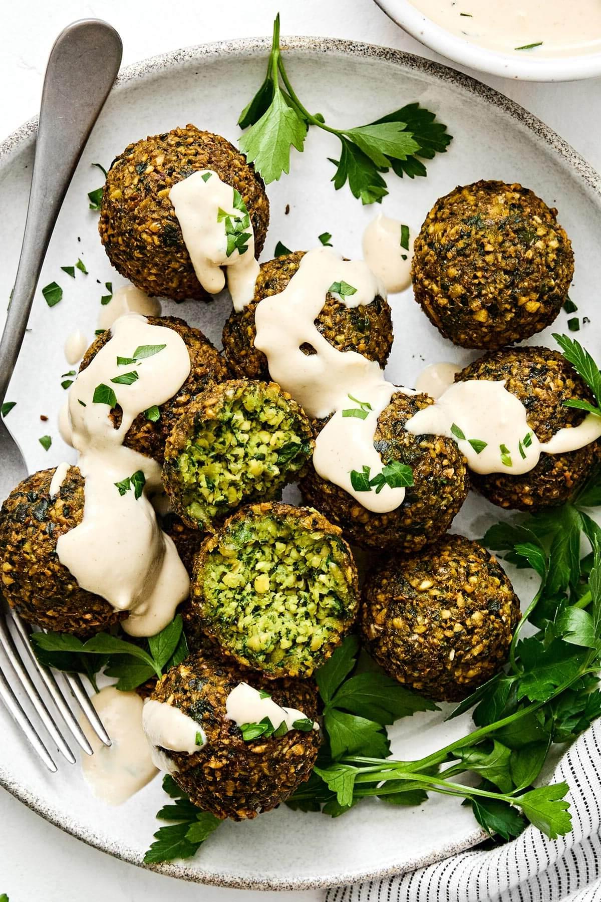 Die 60+ besten Mittelmeer-Diät-Rezepte 3 Falafel mit Tahini-Sauce und einer Gabel.