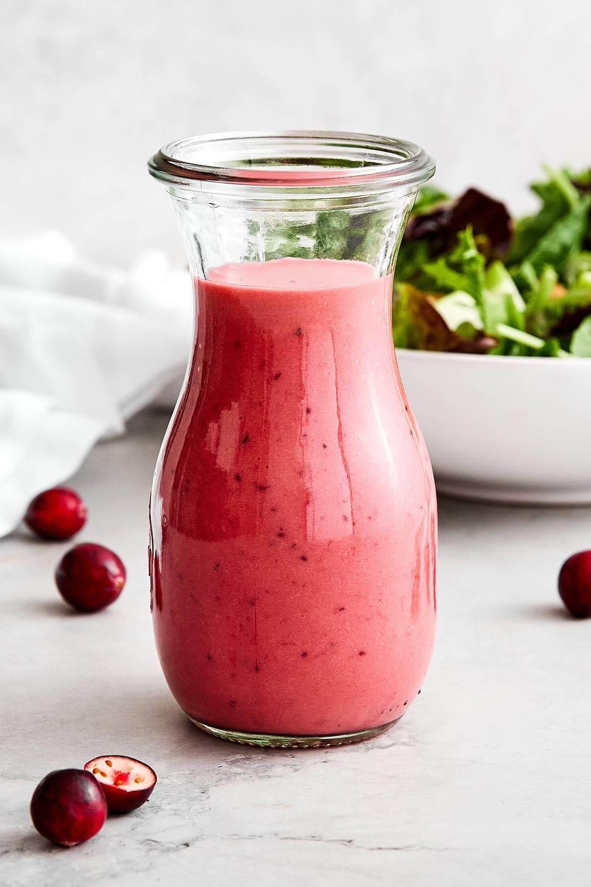 Leckere Ideen zur Verwendung von Preiselbeersaucen-Resten 3 Eine Flasche Preiselbeer-Vinaigrette.