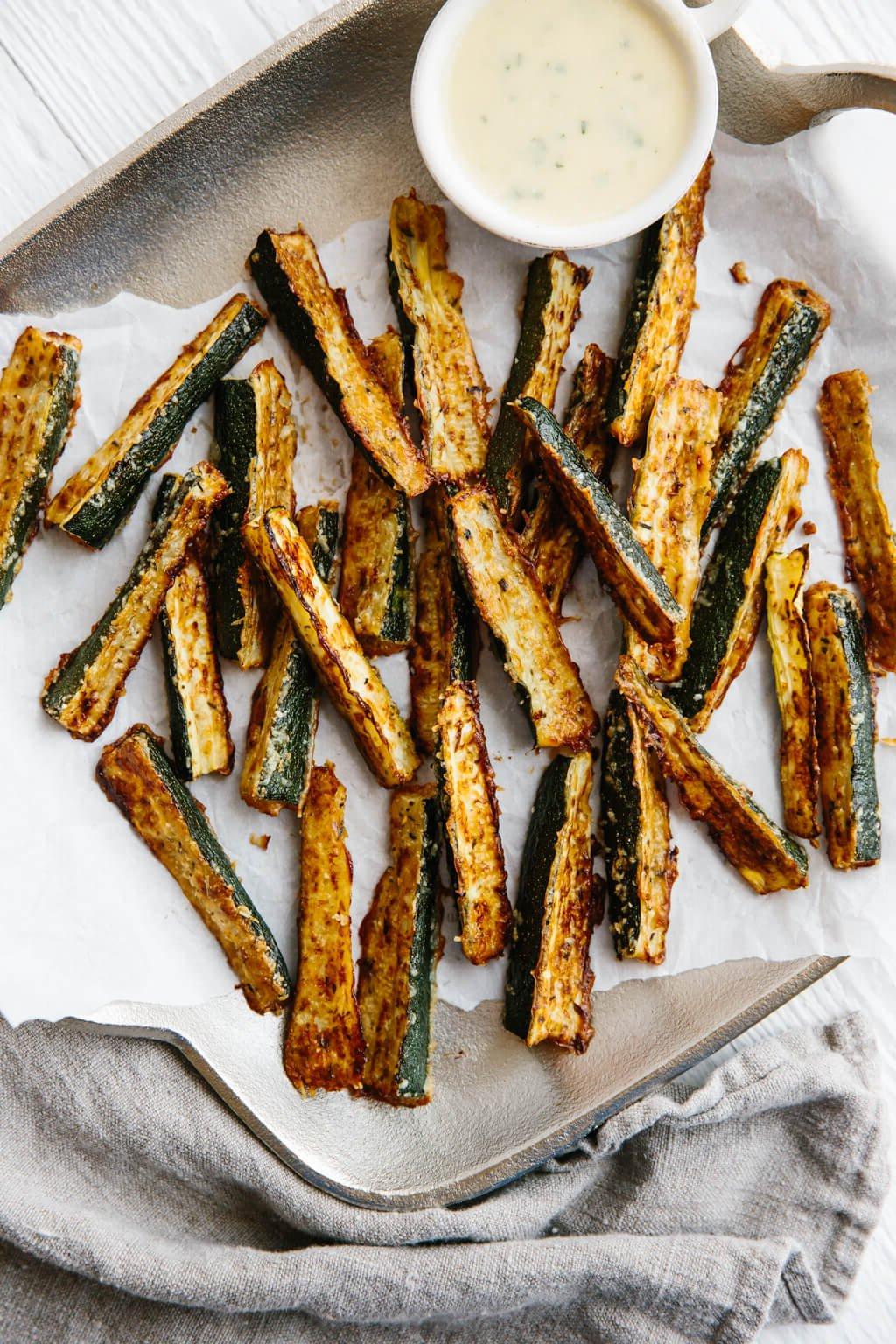 Über 20 beste Zucchini-Rezepte 21 Zucchini-Pommes auf einer Platte.