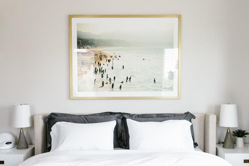 Mein modernes und minimalistisches Schlafzimmerdesign und -dekor. Mein Einrichtungsstil ist eine Mischung aus Minimalismus, Mid-Century Modern, Skandinavien und SoCal-Flair.