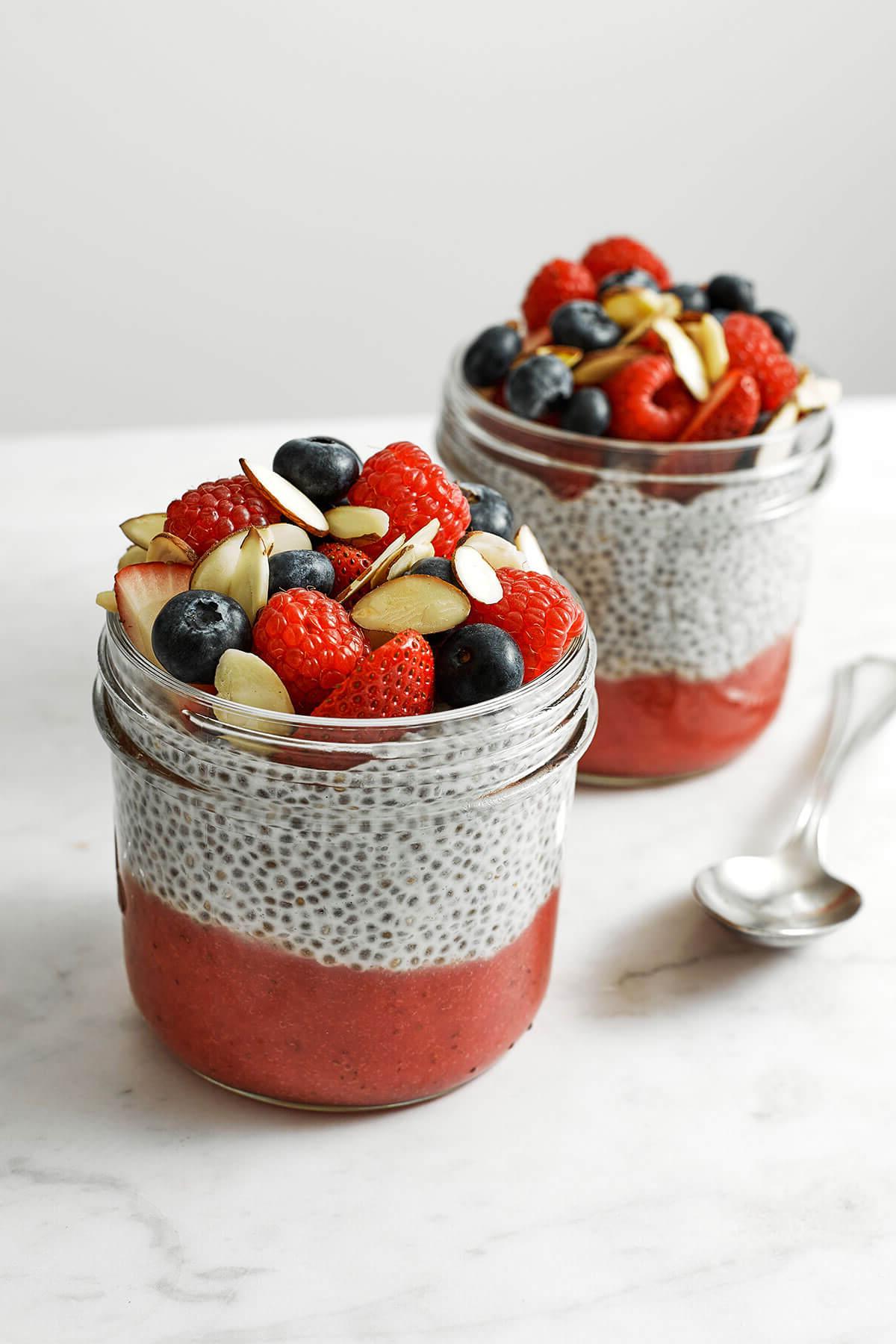 Die 60+ besten Mittelmeer-Diät-Rezepte 21 Zwei Gläser Chia-Pudding und Früchte
