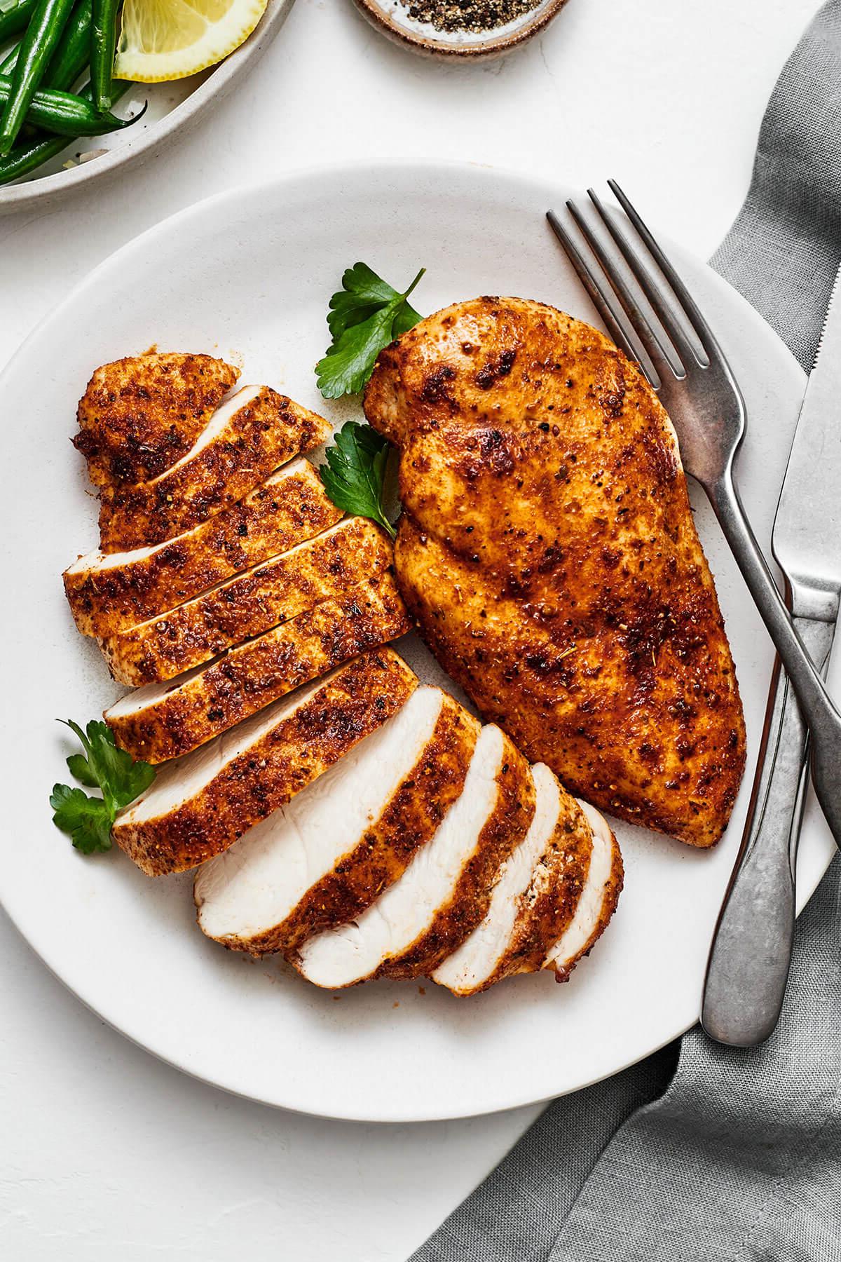 50+ Beste Einfache Abendessen Ideen 22 Hähnchenbrust aus dem Air Fryer auf einem Teller mit einer Gabel