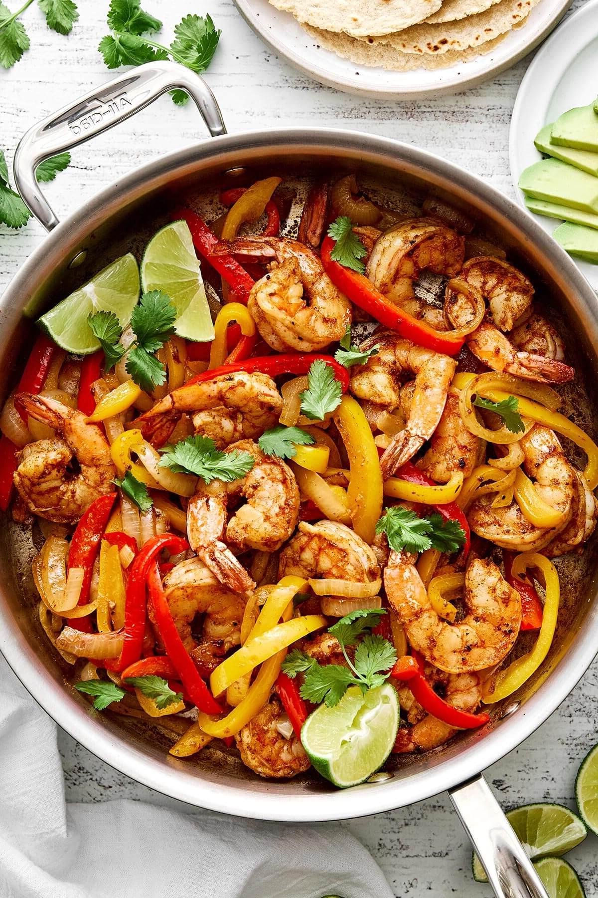 30+ Mexikanische Rezepte – Perfekt für den Cinco de Mayo 22 Garnelen-Fajitas in einer Pfanne.