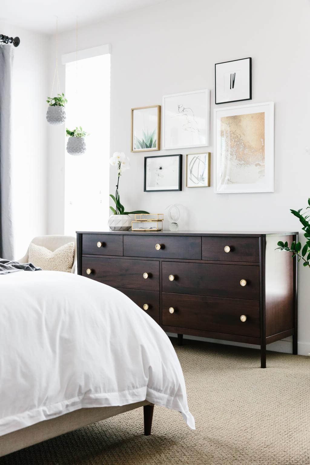 Mein modernes und minimalistisches Schlafzimmerdesign und -dekor. Mein Einrichtungsstil ist eine Mischung aus Minimalismus, Mid-Century Modern, Skandinavien und SoCal-Flair.