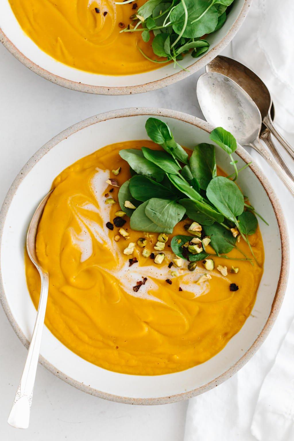 20+ Beste Suppenrezepte für Körper und Seele 23 Süßkartoffelsuppe, garniert mit Brunnenkresse und Kokoscreme.