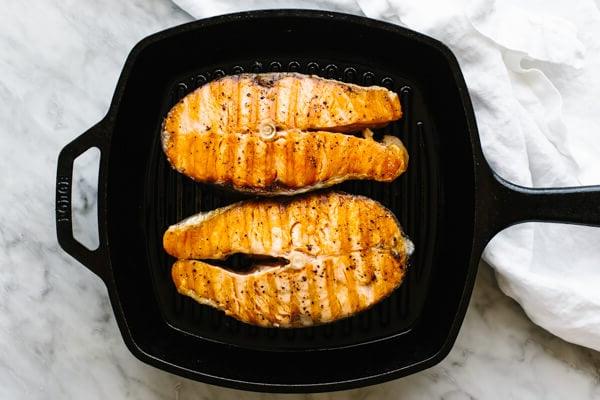 Lachssteaks auf dem Grill wenden