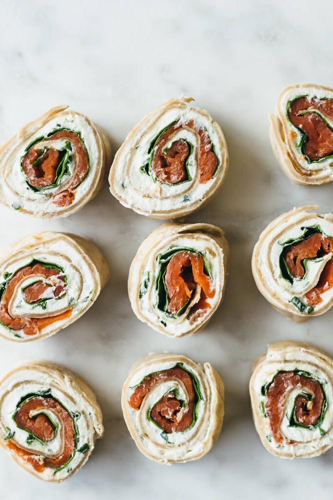 Die 20+ besten Lachsrezepte 22 (glutenfrei, paleo) Kräuter-Chevre, Spinat und Räucherlachs-Pinwheel. Eine leckere Vorspeise oder Snack aus Maniokmehl-Tortillas.