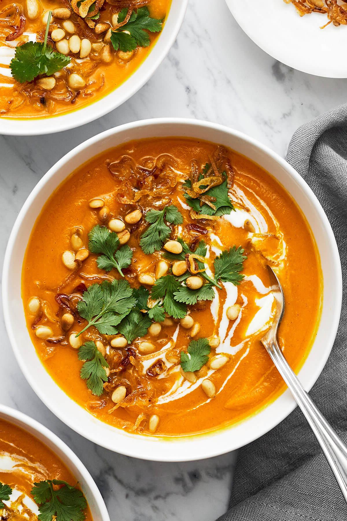 20+ Beste Suppenrezepte für Körper und Seele 24 Karotten-Ingwer-Suppe in einer Schale mit einem Löffel