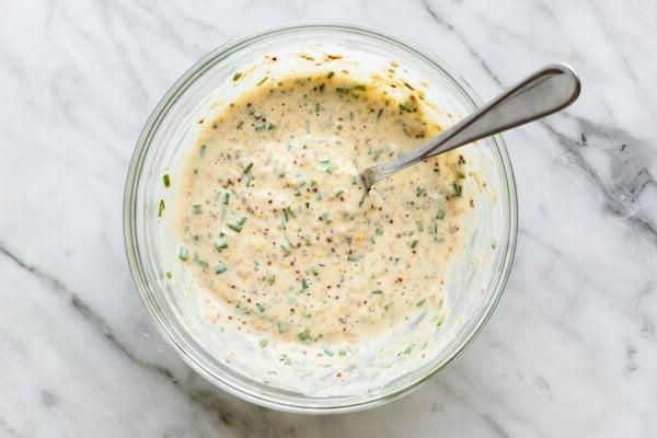 Zubereitung der cremigen Senf-Schnittlauch-Sauce