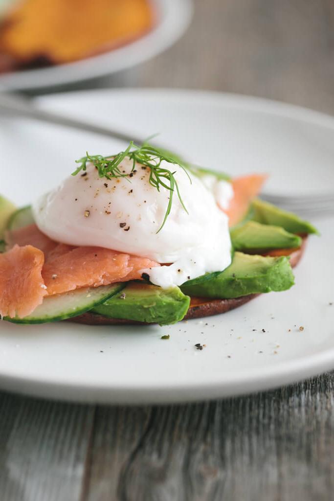 Die 20+ besten Lachsrezepte 23 (glutenfrei, paleo) Süßkartoffel-Toast mit Avocado, Gurke, Räucherlachs und pochiertem Ei