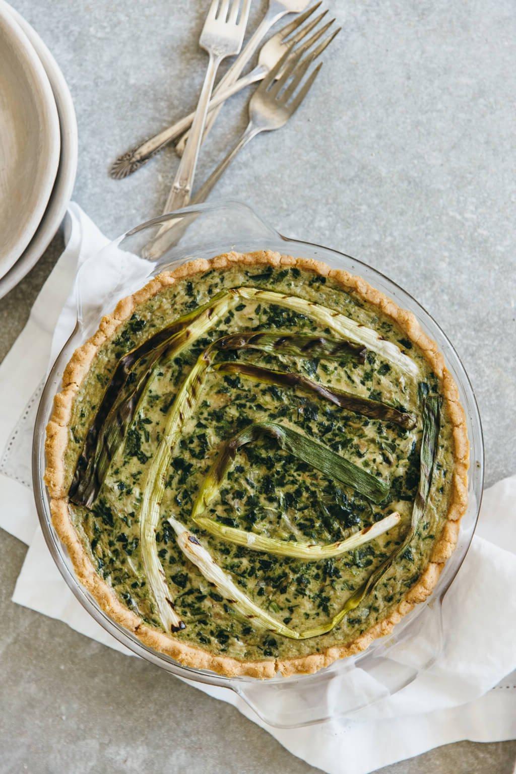 Über 40 Osterrezepte: Frisch, klassisch und einfach 24 (glutenfrei, paleo) Spinat-Artischocken-Quiche mit gegrillten Frühlingszwiebeln. Die perfekte gesunde Frühstücks-Quiche!