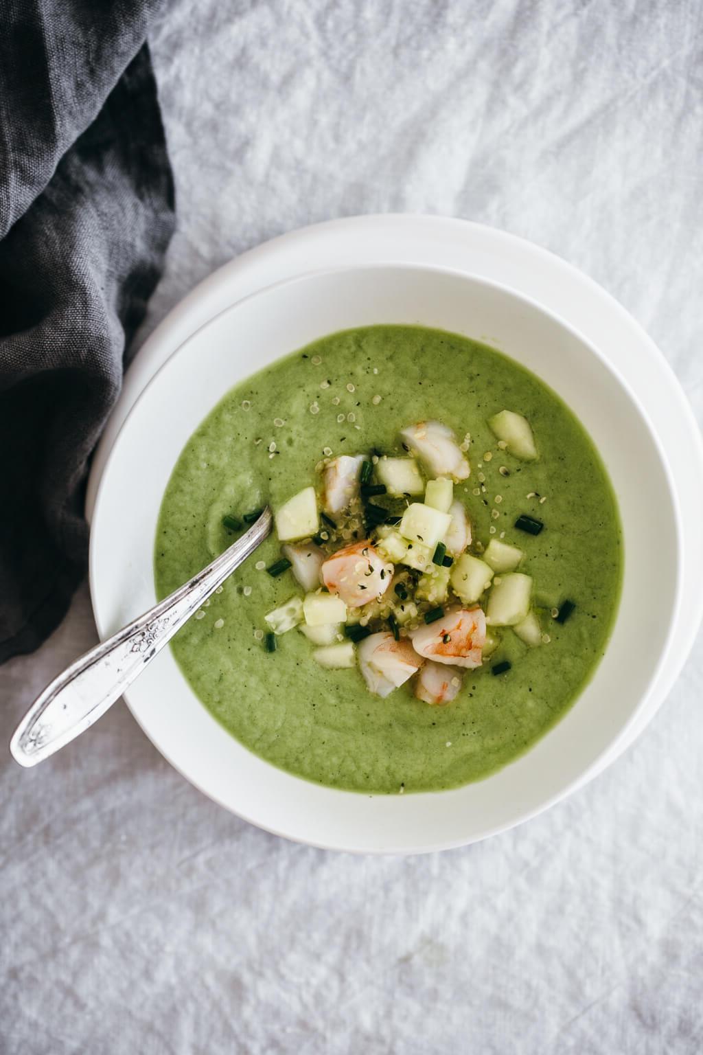 Über 50 einfache Whole30 Abendessen-Rezepte 24 (glutenfrei, paleo) Gurken-Melonen-Gazpacho mit Ingwer-Garnelen. Eine kühlende und köstliche Gazpacho, perfekt für den Sommer!