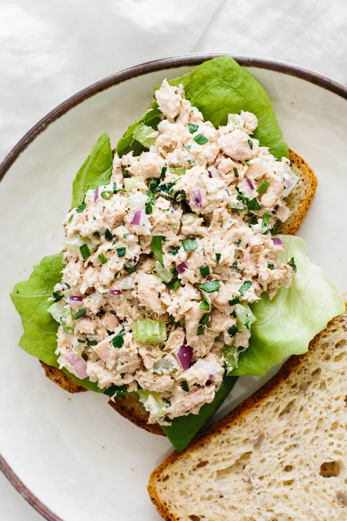 30 gesunde Rezepte in 30 Minuten oder weniger 24 Thunfischsalat auf einer Scheibe Brot.
