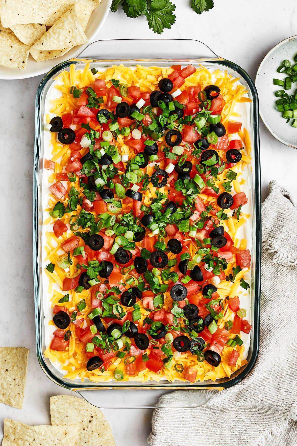 Über 30 festliche Rezepte zum 4. Juli 24 Eine große Auflaufform mit 7-Schicht-Dip