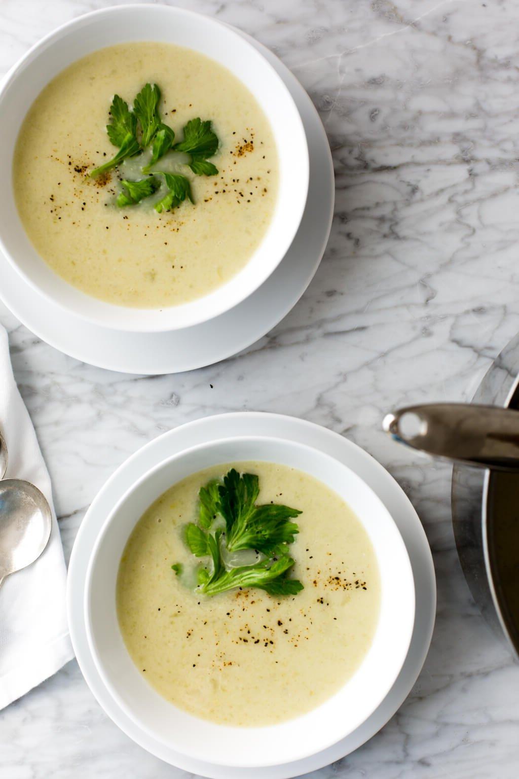 20+ Beste Suppenrezepte für Körper und Seele 25 (Milchfrei) Diese Cremesuppe aus Sellerie ist gesund, leicht und frisch. Sie ist natürlich vegan, glutenfrei, milchfrei und Paleo.