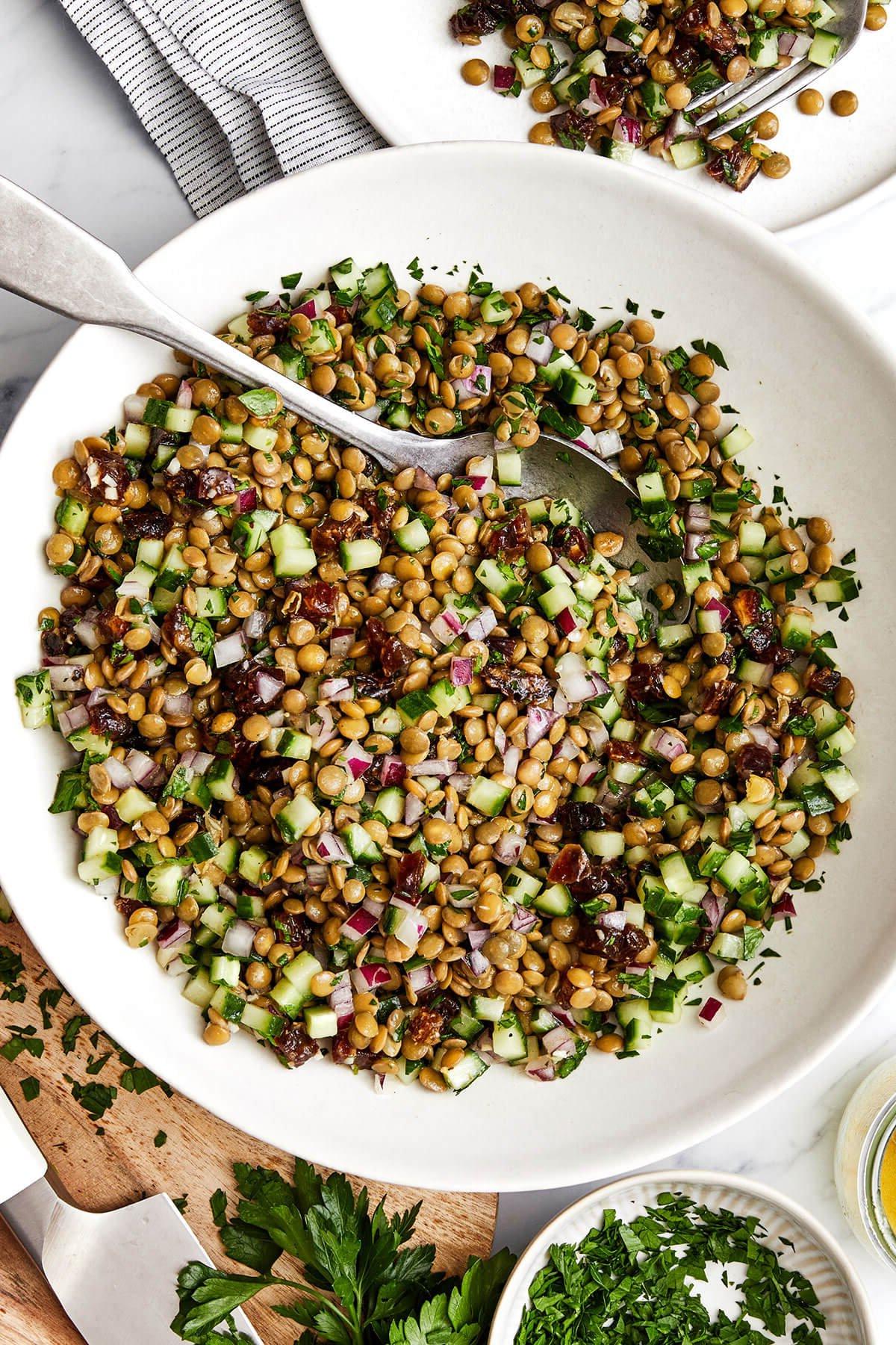 Die 60+ besten Mittelmeer-Diät-Rezepte 25 Eine weiße Schüssel Linsensalat.