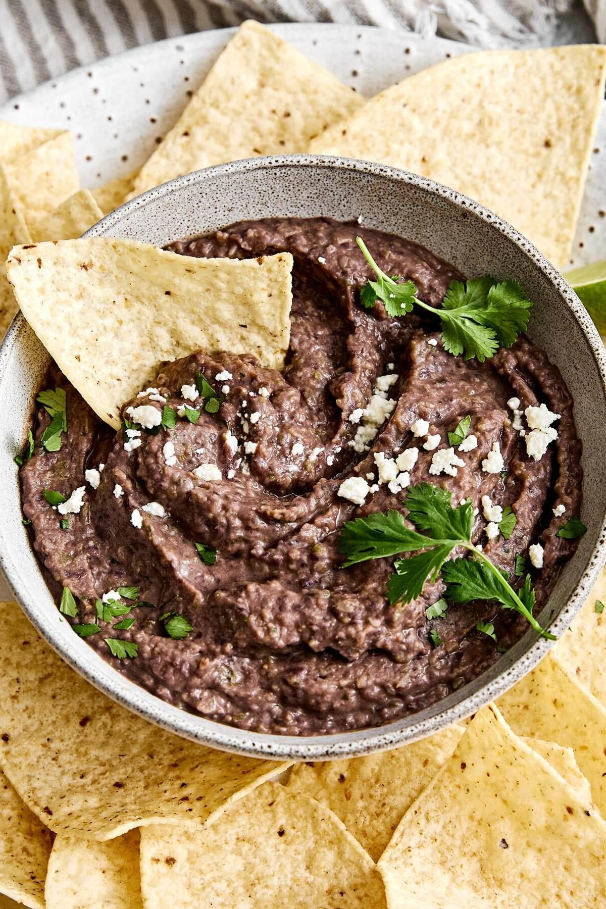 Über 30 festliche Rezepte zum 4. Juli 25 Cremiger Schwarzbohnendip mit Tortilla-Chips.