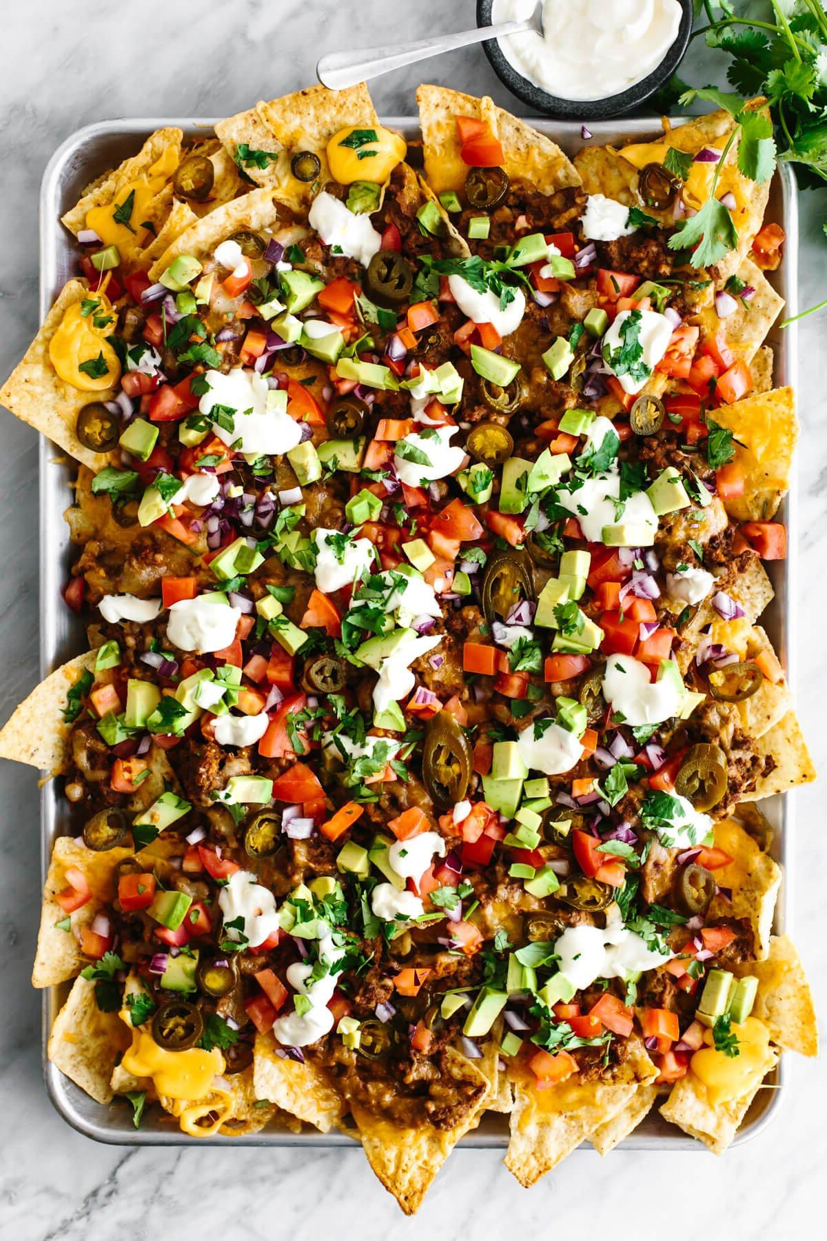 30+ Mexikanische Rezepte – Perfekt für den Cinco de Mayo 26 Ein Tablett voller Nachos und Belag.