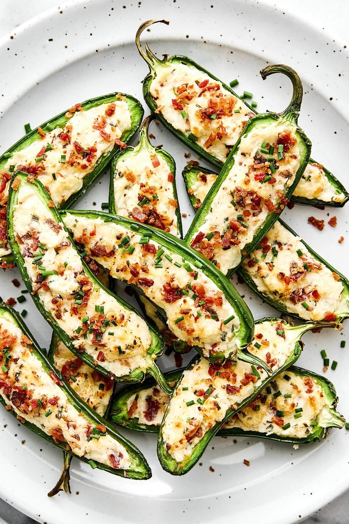Über 30 festliche Rezepte zum 4. Juli 26 Ein Teller Jalapeño-Poppers.