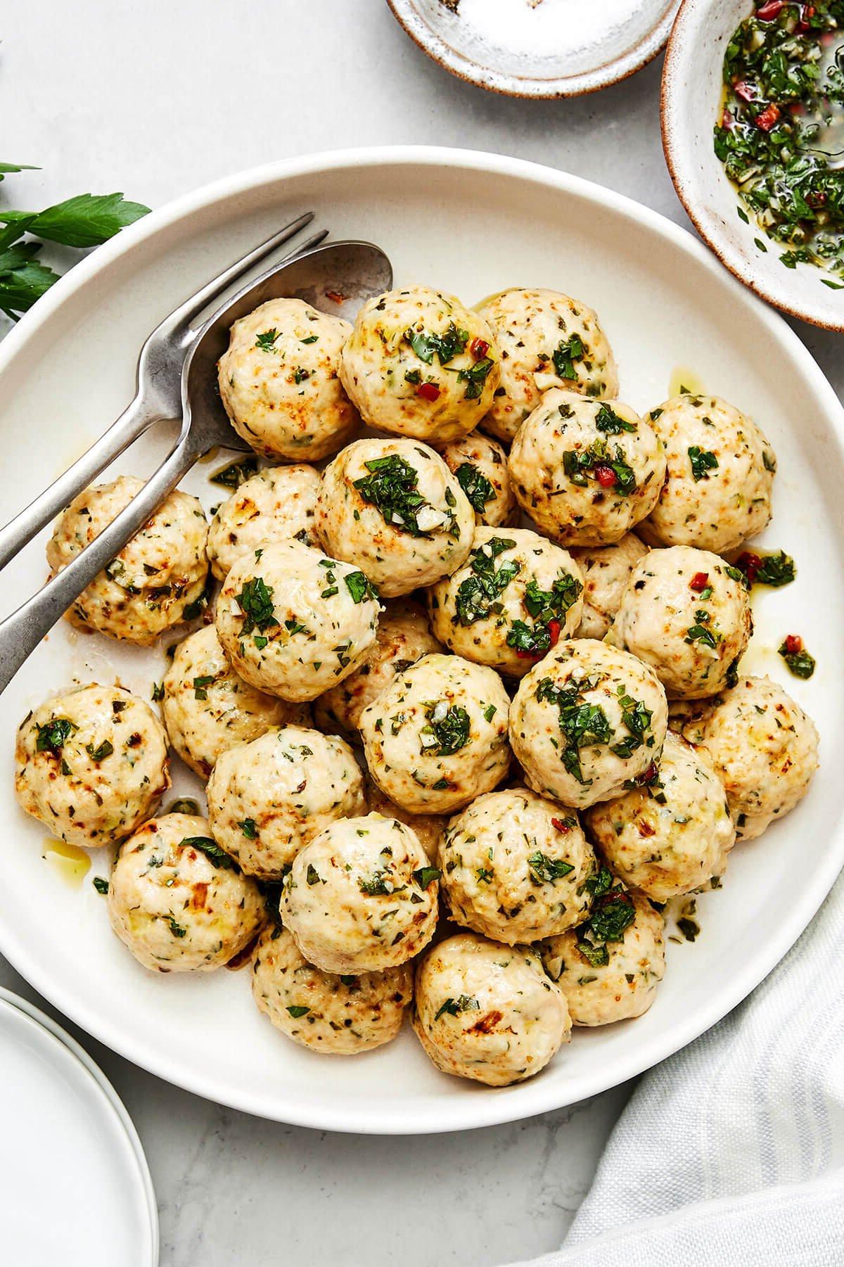 Über 50 einfache Whole30 Abendessen-Rezepte 27 Ein Teller Hähnchen-Hackbällchen