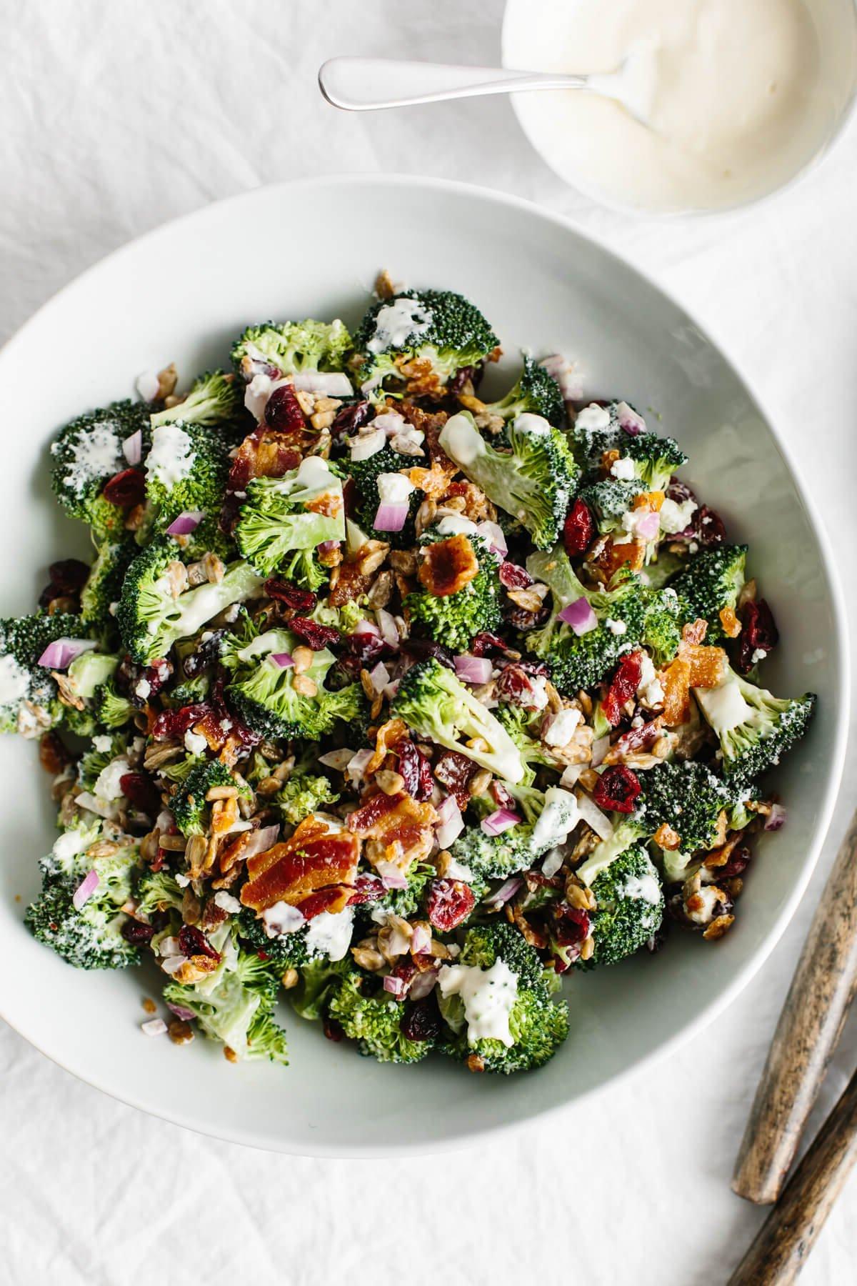 30 gesunde Rezepte in 30 Minuten oder weniger 27 Brokkoli-Salat in einer weißen Schüssel.