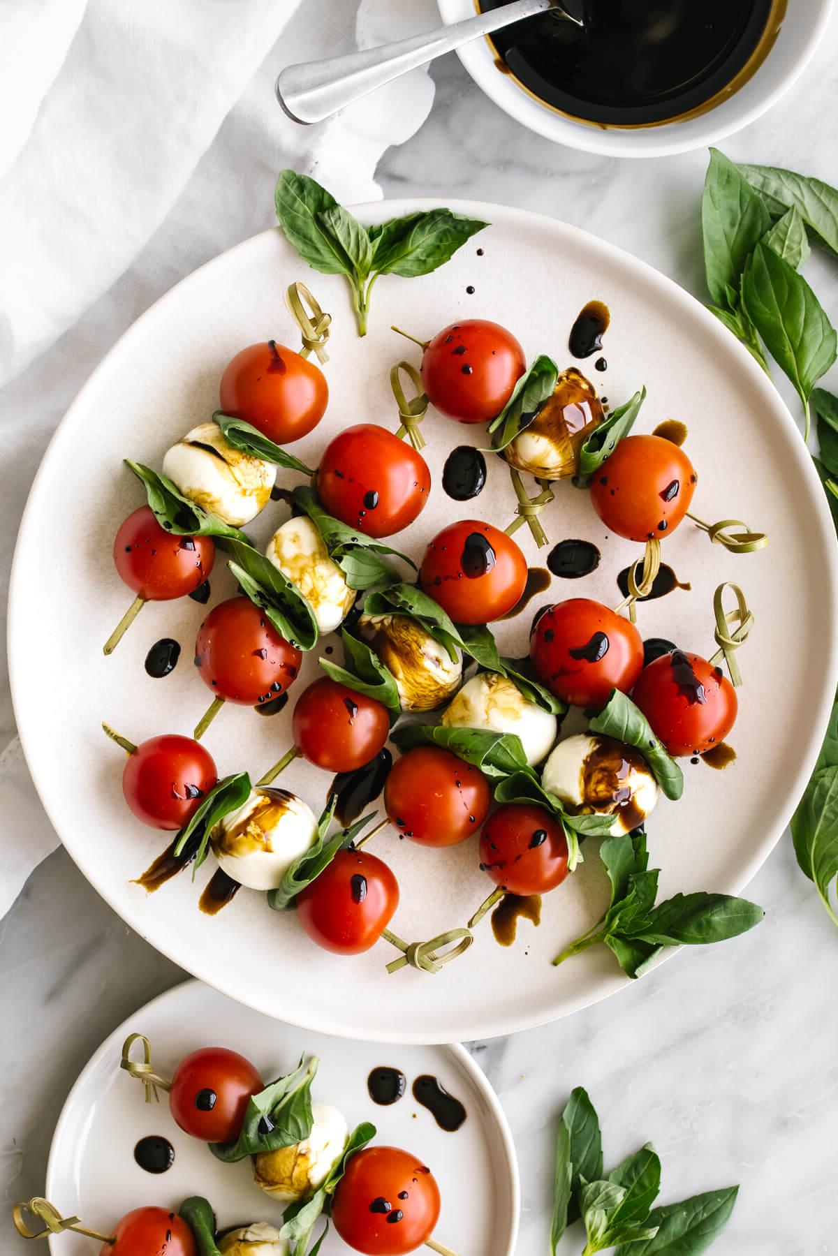 Über 30 festliche Rezepte zum 4. Juli 27 Caprese-Spieße auf einem weißen Teller
