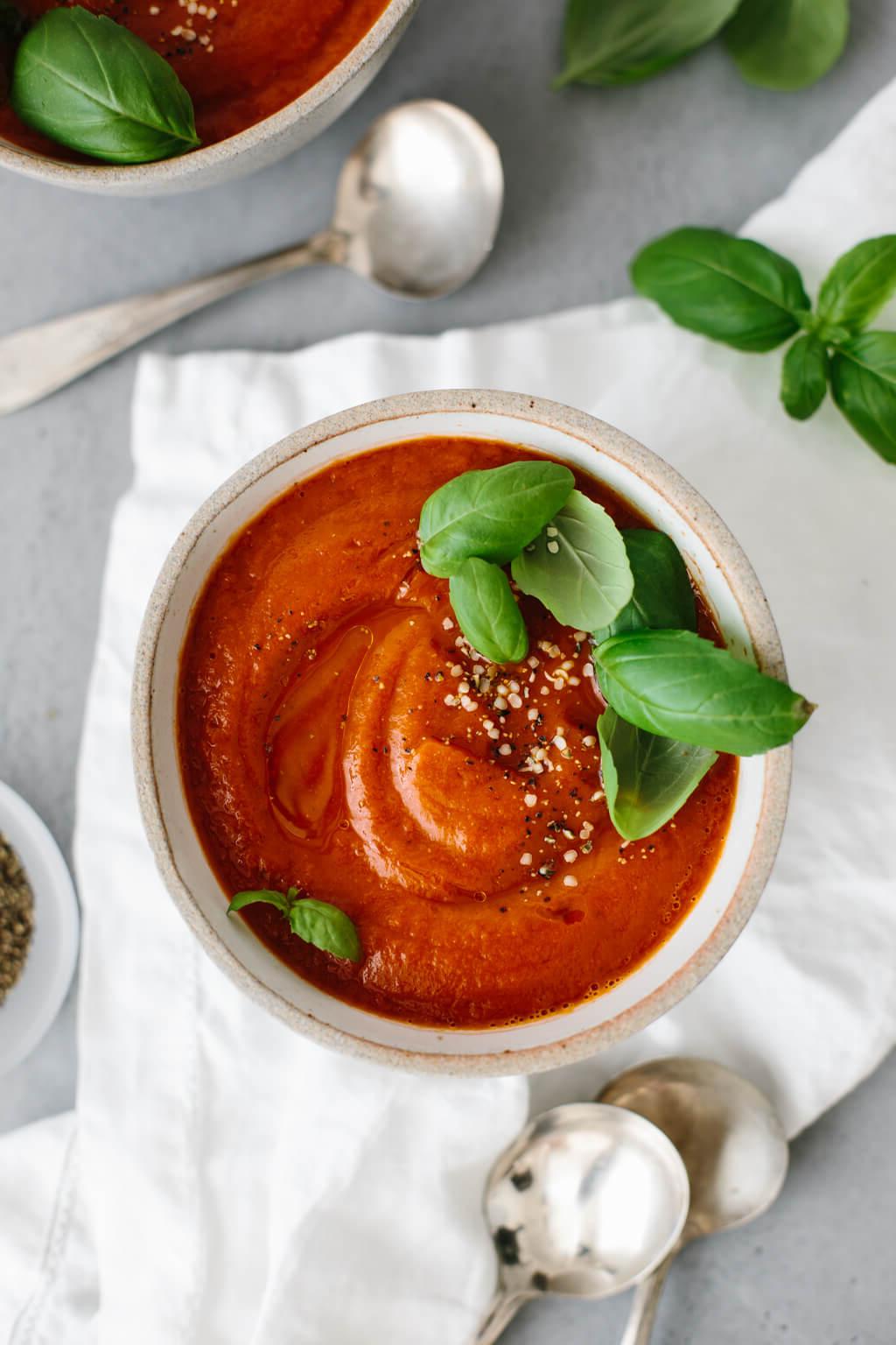 20+ Beste Suppenrezepte für Körper und Seele 28 Diese geröstete rote Paprikasuppe ist eine Mischung aus roten Paprika, Tomaten, Zwiebeln und Knoblauch. Es ist ein geschmackvolles und gesundes Suppenrezept!
