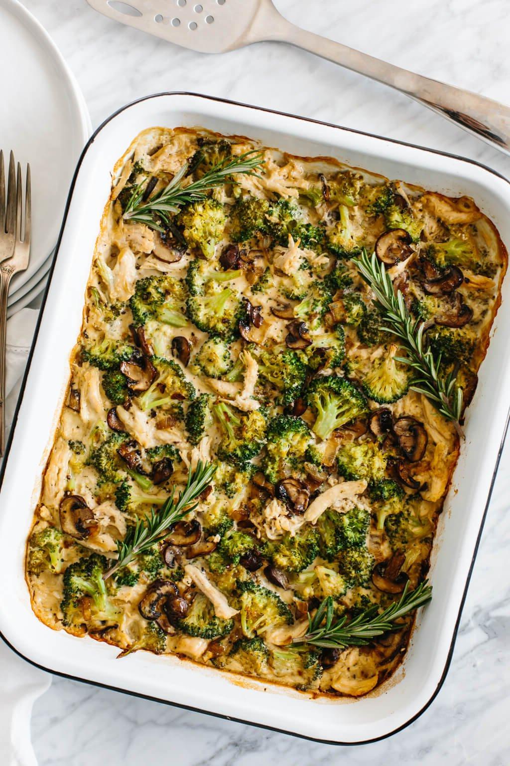 Über 50 einfache Whole30 Abendessen-Rezepte 28 Whole30 Auflauf Rezept mit geschreddertem Hähnchen, sautierten Pilzen und Brokkoli, dann mit meiner Veganen Alfredo Sauce gekrönt für ein einfaches und gesundes Abendessen unter der Woche. Es ist auch ein milchfreies und Paleo-Auflaufrezept.