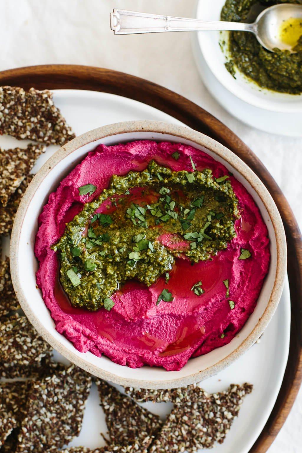 Die 60+ besten Mittelmeer-Diät-Rezepte 28 Rote Bete Hummus wird aus ofengerösteter Rote Bete, Kichererbsen, Tahini, Olivenöl, Zitronensaft und Knoblauch hergestellt. Es ist ein lebhaftes und gesundes Snack- oder Vorspeisenrezept.