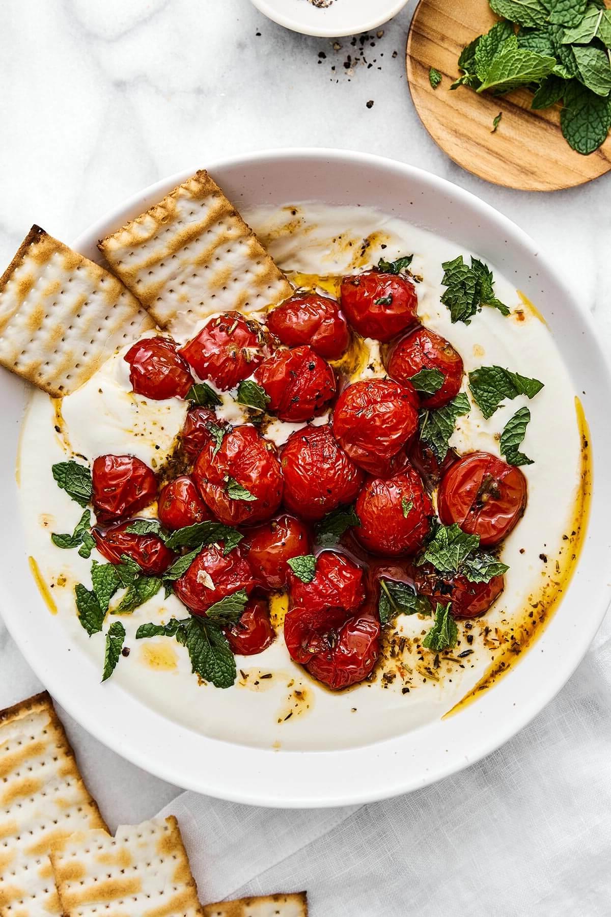Über 30 festliche Rezepte zum 4. Juli 28 Eine Schüssel geschlagener Feta mit gerösteten Tomaten.