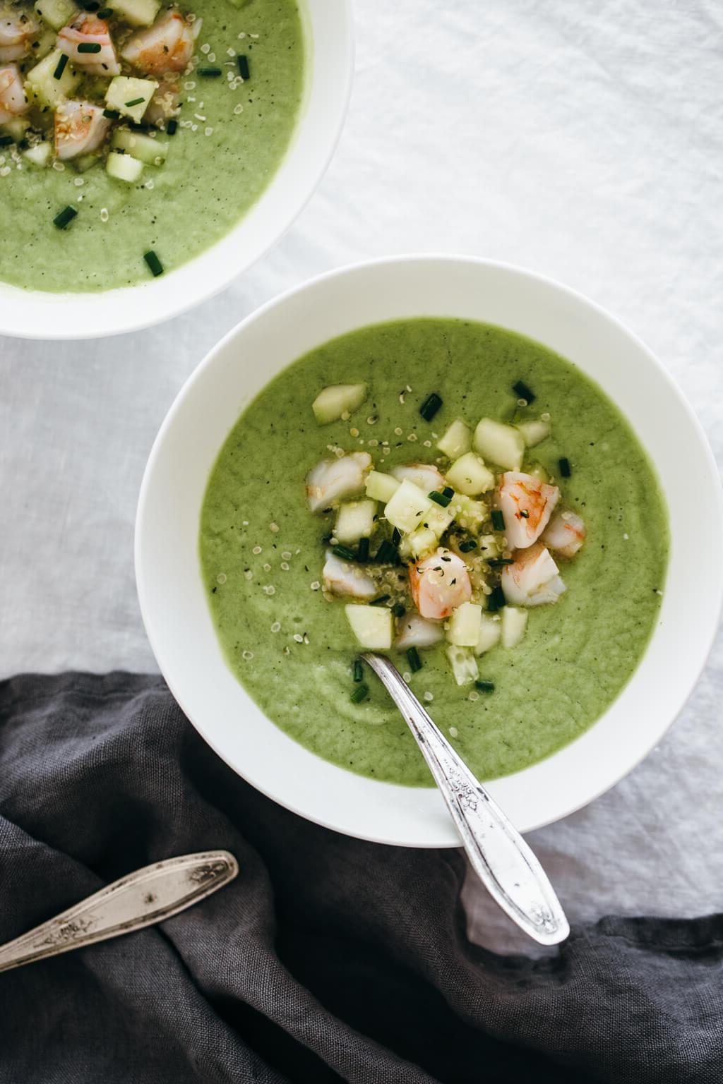 20+ Beste Suppenrezepte für Körper und Seele 29 (glutenfrei, Paleo) Gurken-Melonen-Gazpacho mit Ingwergarnelen. Eine kühlende und köstliche Gazpacho, perfekt für den Sommer!