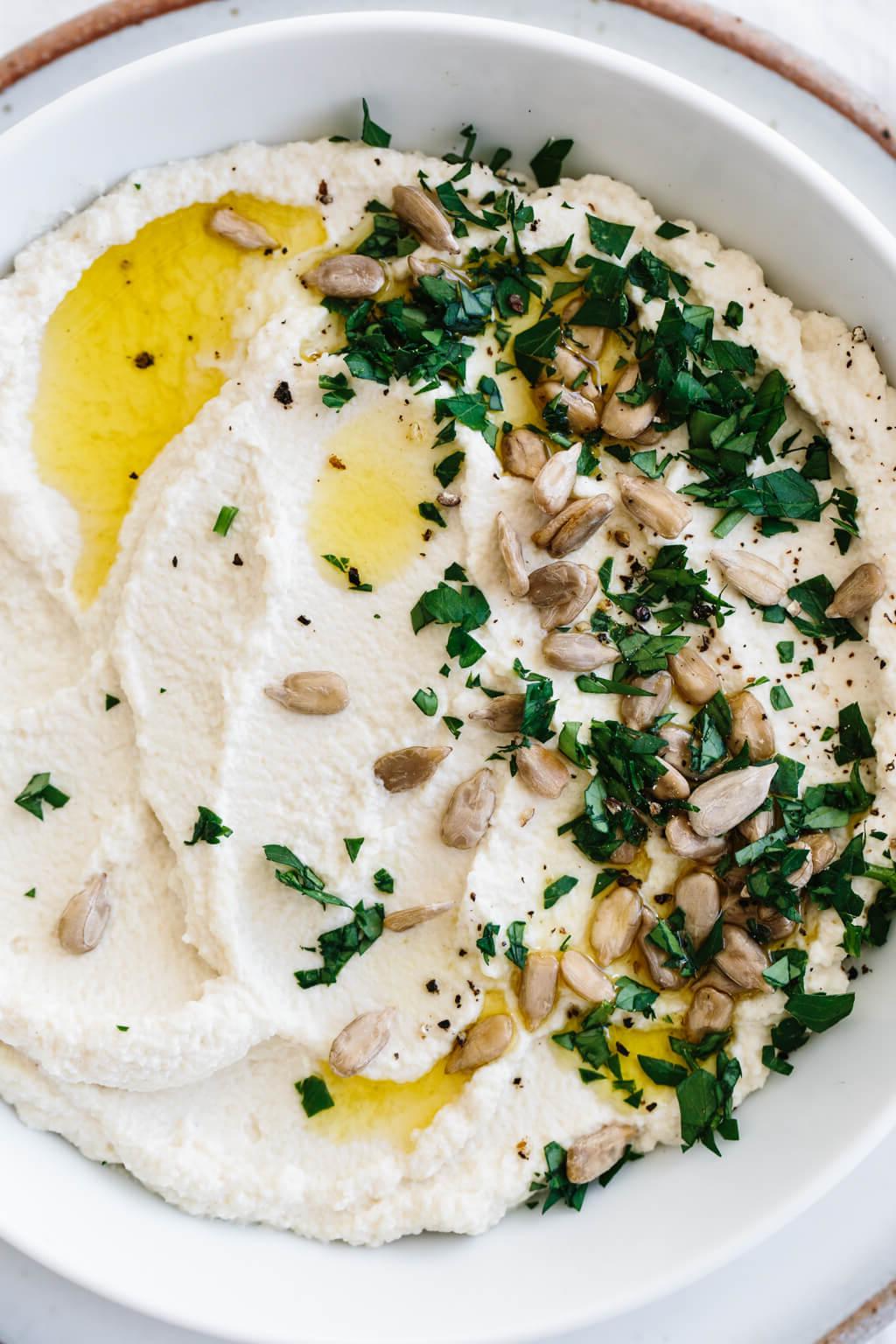 Die 60+ besten Mittelmeer-Diät-Rezepte 29 Gerösteter Blumenkohlhummus ist eine köstliche kichererbsenfreie Version von Hummus, die kohlenhydratarm, ketogen, paleo- und Whole30-freundlich ist.