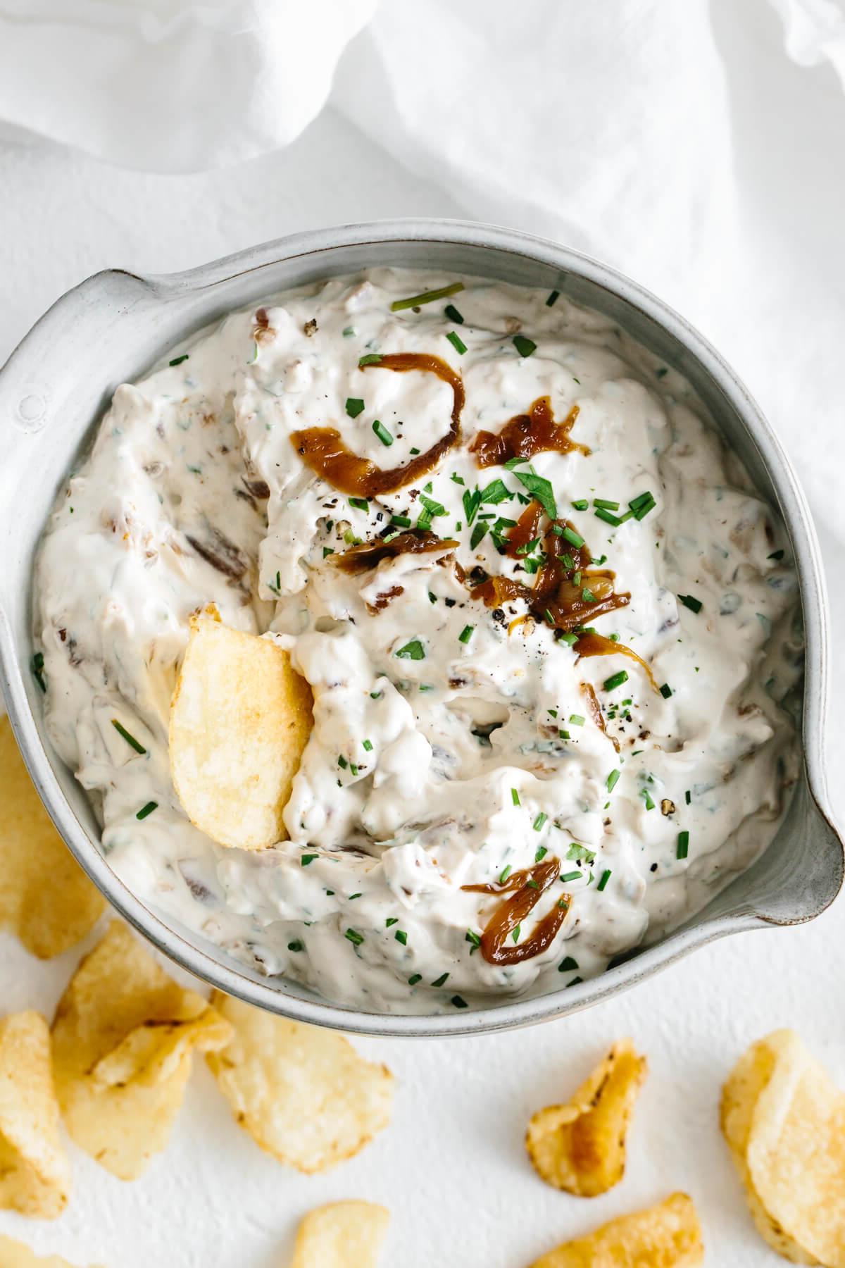 Über 30 festliche Rezepte zum 4. Juli 29 Französischer Zwiebeldip in einer Schüssel mit Chip